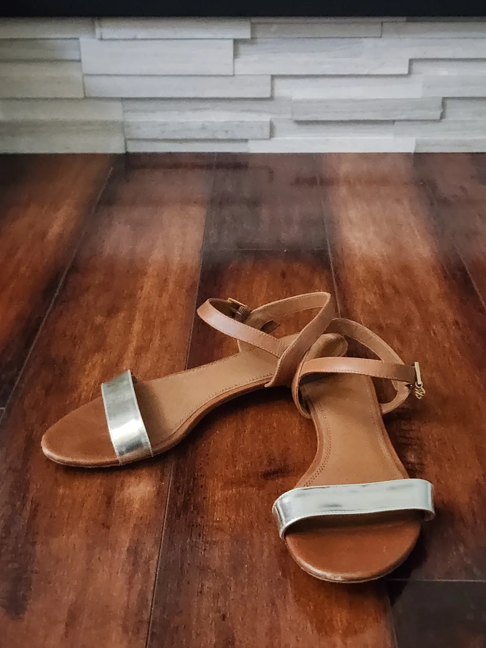 Tory Burch Tan Leather Silver Metallic Strap Sandals Size 8M